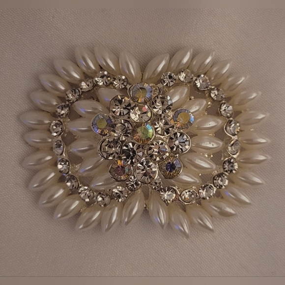 White and Silver Rhinestone Brooch - Picture 5 of 6